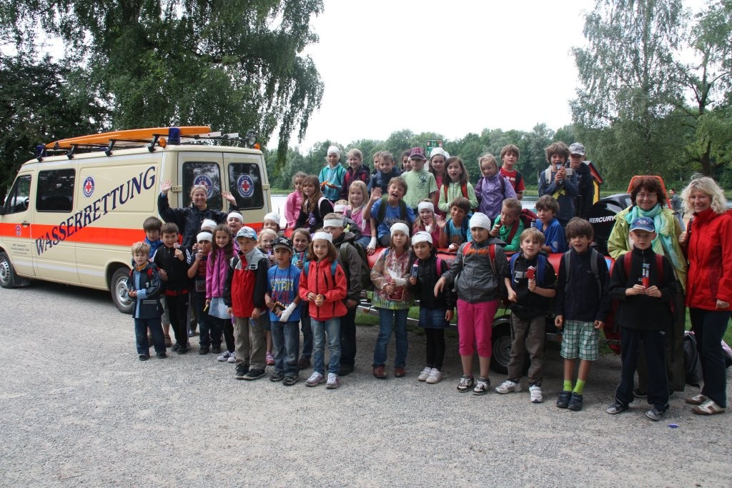 Gruppenfoto am Motorboot der SEG