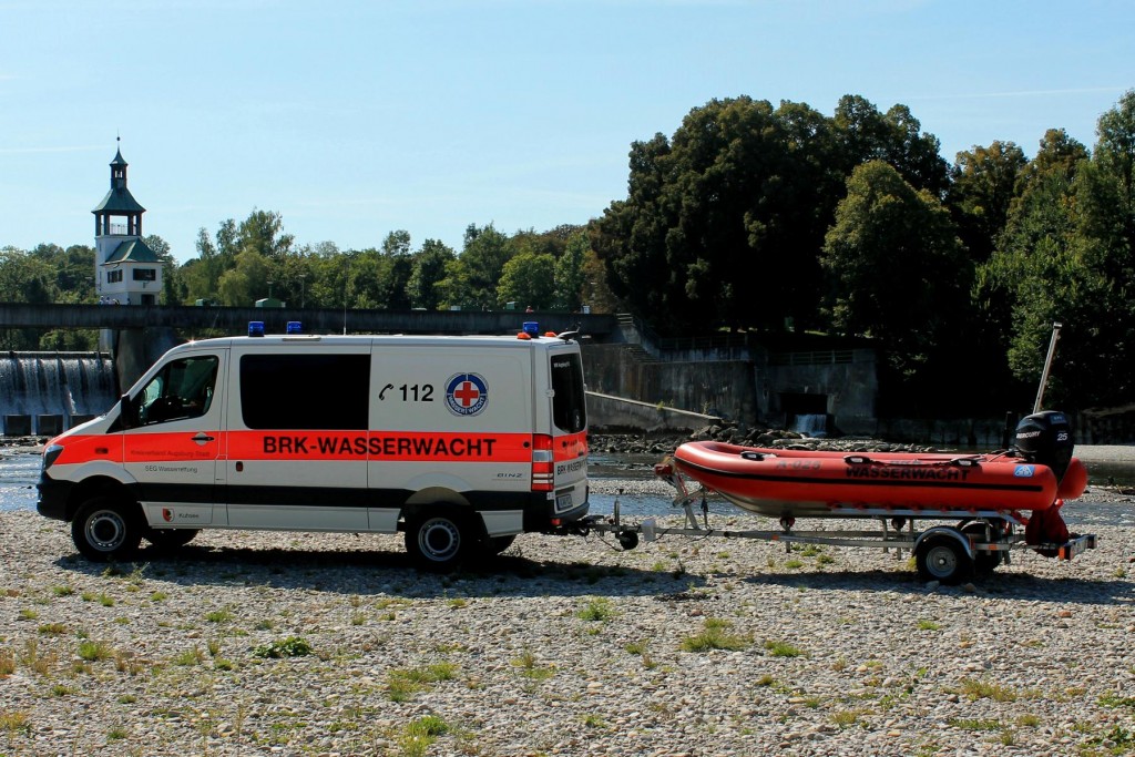 Wasserrettungsfahrzeug (WWA 91/2) mit Motorboot (WWA 99/2)