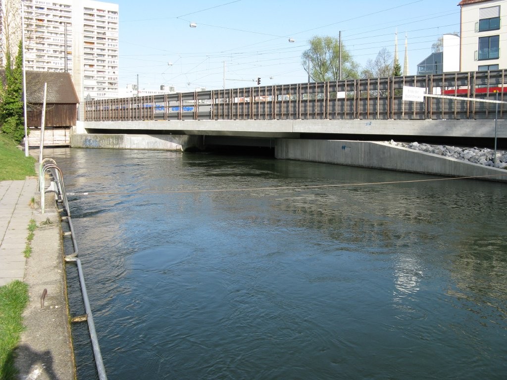 Stahlseil am Ende Badestrecke vom Hauptstadtbach links die Pulvermühlschleuse am Kaufbach und rechts die Abzweigung in den Herrenbach (rechts)