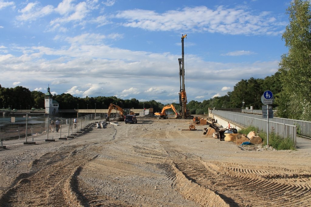 Der Fuß- und Radweg, direkt am Lech entlang, links im Bild. Die Vorbereitungen zur Baugrube beginnen