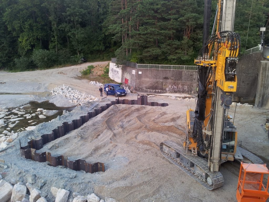 Spundwände in "Unterwasser" sind eingerammt