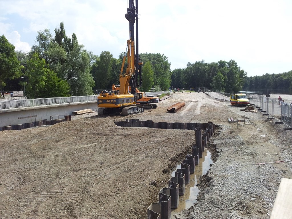 Spundwände in "Oberwasser" sind eingerammt