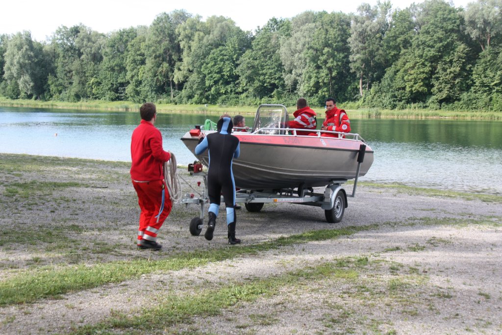 Zu Wasser lassen des Bootes am Kuhsee über den Badestrand