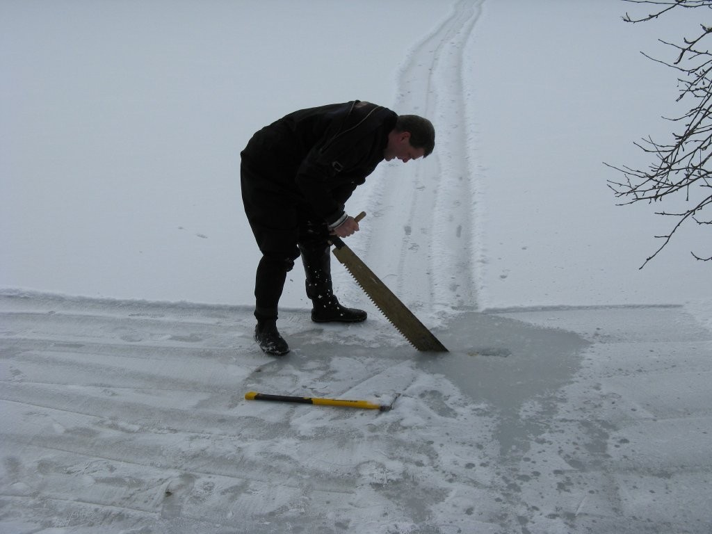 Sägen des Eislochs