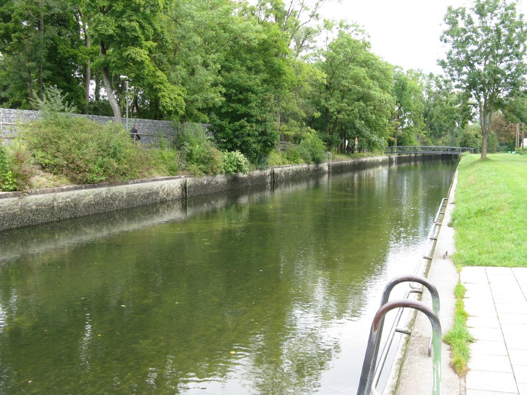 Hauptstadtbach ohne Wasser beim jährlichen Kanalablass im Herbst