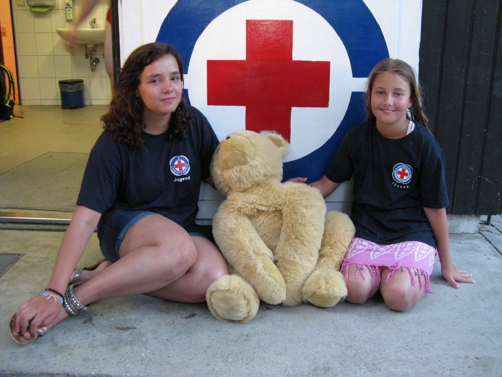 Der gerettete Teddybär mit Steffi und Hannah von der Jugendgruppe