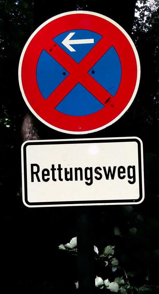 Rettungswege am Kuhseeparkplatz bitte befahrbar lassen!