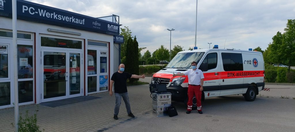 Stephan Jedamus Inhaber der Firma AsTiNA und Michael Messtorff bei der Spendenübergabe