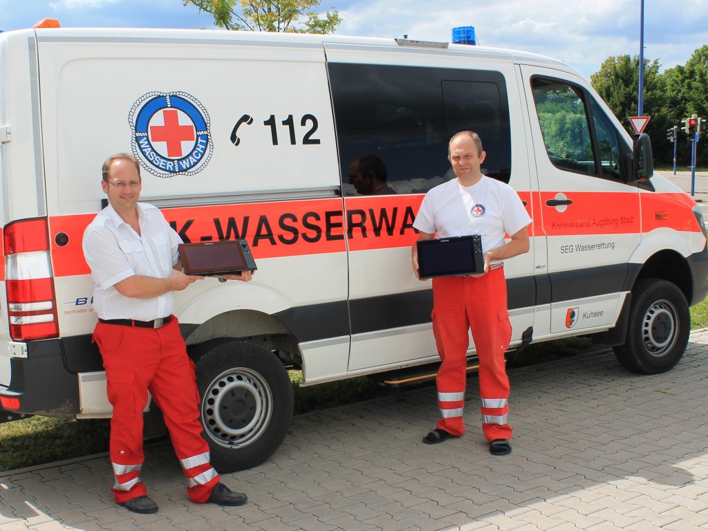 Stolz präsentieren Maximilian May von der Wasserwacht Mering links und Stefan Bär von der Wasserwacht Augsburg-Stadt rechts die beiden neuen 3D-Sonargeräte SIMRAD NSS12EVO3 unter Einhaltung der aktuellen Hygienevorgaben mit reichlich Sicherheitsabstand.