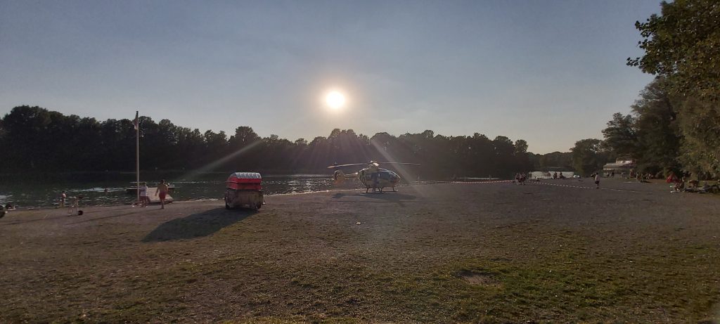 Rettungshubschrauber Christoph 40 gelandet auf dem Kiesstrand neben dem Bootssteg