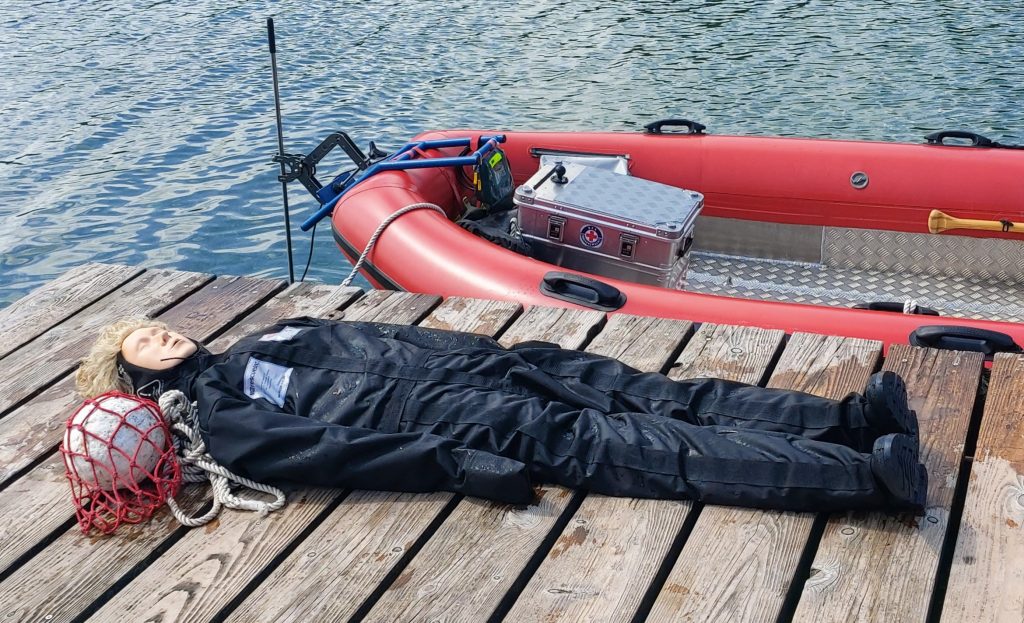 Übungspuppe zur Unterwasserortung bei der Fortbildung am Kuhsee