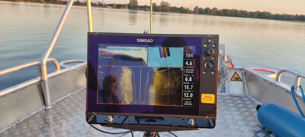 Simrad Sonargerät auf dem Motorboot mit Blick voraus