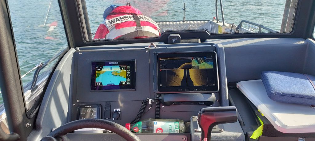 Steuerstand des Motorbootes der Wasserwacht Füssen mit SIMRD GO 7 (links) und Tablet mit Live-Bild zum LOWRANCE HDS 16 LIVE (rechts)
